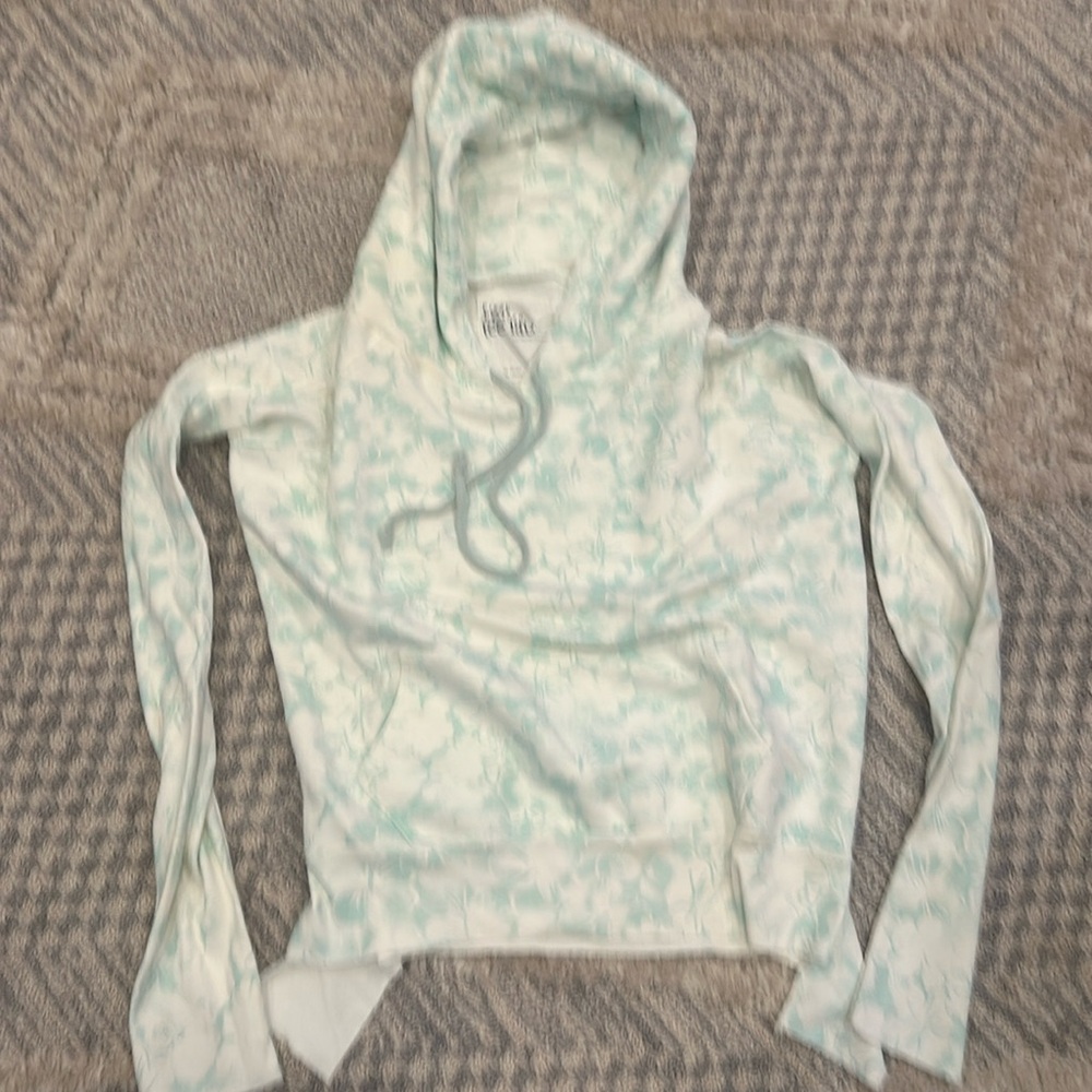 Frank and Eileen sweatshirt size medium with light green white flowers.